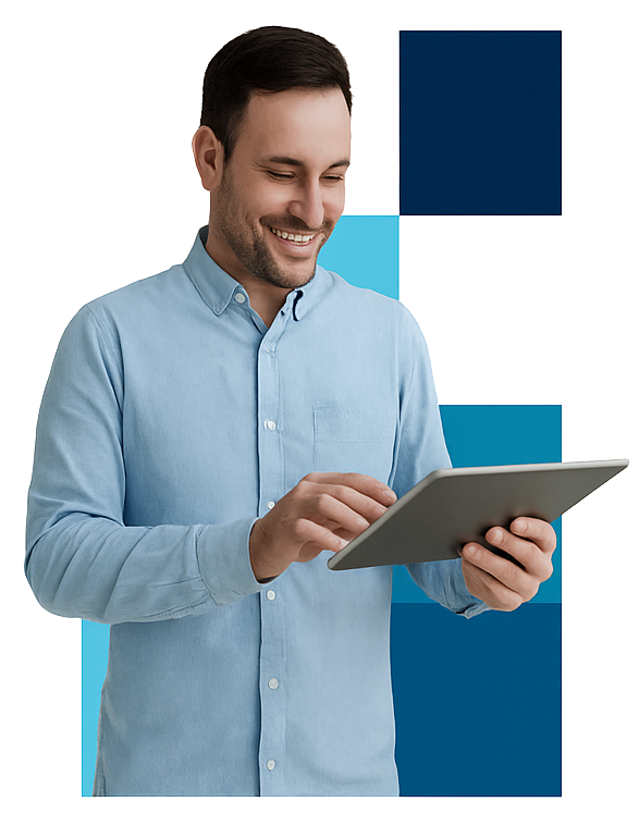 Chica con gafas con una tablet en la mano